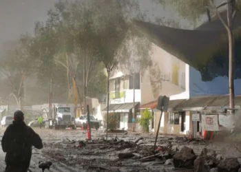 Huracán Simon en categoría 4 se acerca a Jalisco