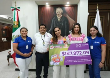 Mara Lezama recibe donativo para refugios de mujeres en QR