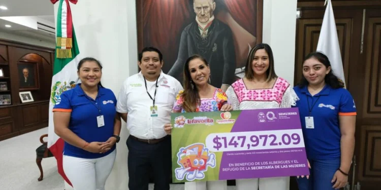 Mara Lezama recibe donativo para refugios de mujeres en QR