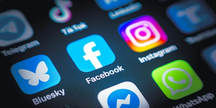 Mexicanos perciben que las redes sociales informan y dividen políticamente