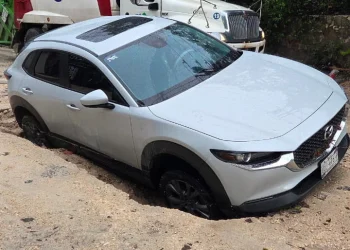 Vehículos atrapados en avenida Colegios por lluvias en Cancún