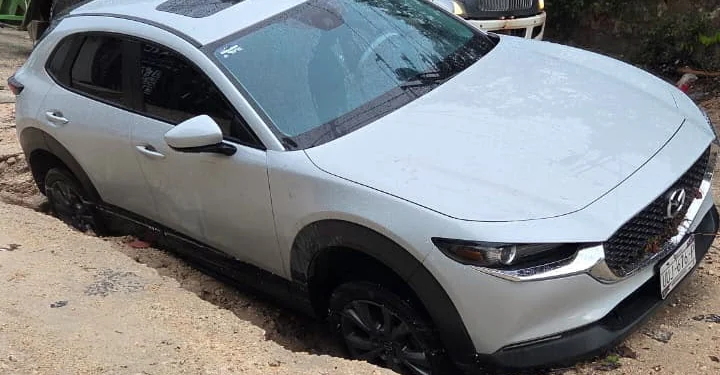 Vehículos atrapados en avenida Colegios por lluvias en Cancún