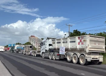 Protesta de transportistas en Cancún por seguridad y peaje