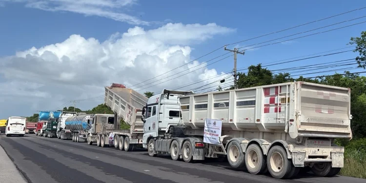 Protesta de transportistas en Cancún por seguridad y peaje
