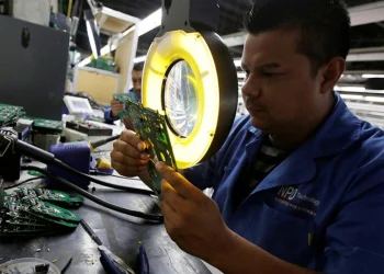 Producción manufacturera en México repunta en agosto con menos empleo