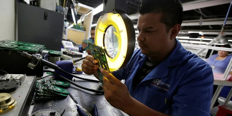 Producción manufacturera en México repunta en agosto con menos empleo