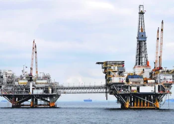 Precios del petróleo se mantienen estables ante oferta y conflictos