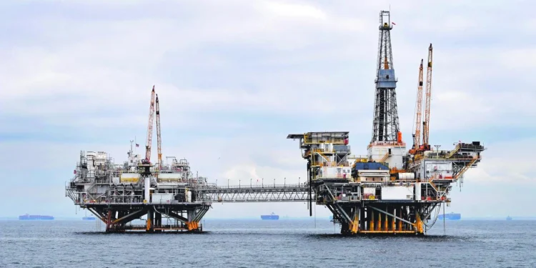 Precios del petróleo se mantienen estables ante oferta y conflictos