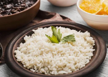 ¿Cuánto dura el arroz cocido en el refrigerador?
