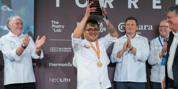 Rubén Alan Díaz gana premio a la mejor tarta de chocolate