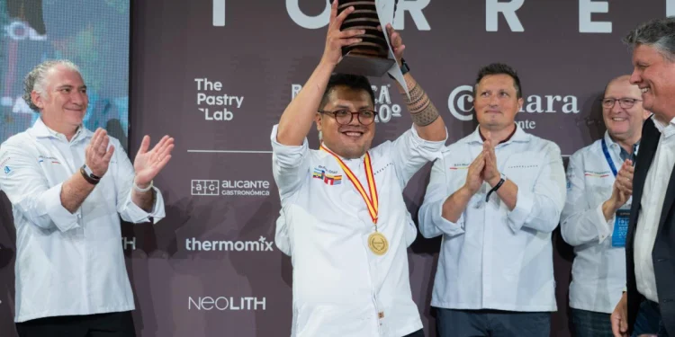 Rubén Alan Díaz gana premio a la mejor tarta de chocolate