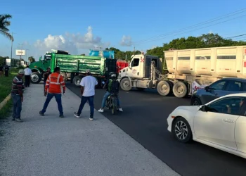 Paro de transportistas en Cancún afecta accesos al aeropuerto