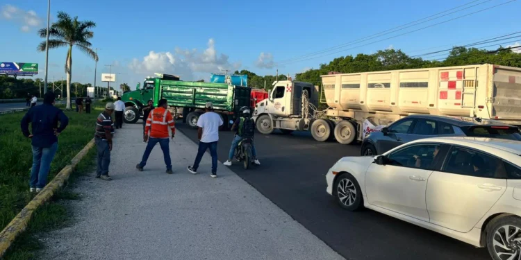Paro de transportistas en Cancún afecta accesos al aeropuerto