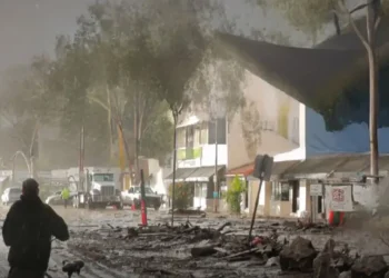 Huracán Simon baja a categoría 2 y trae lluvias fuertes