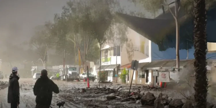 Huracán Simon baja a categoría 2 y trae lluvias fuertes