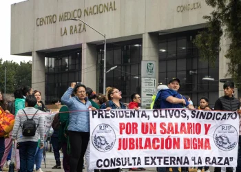 Megamarcha en CDMX por aumento salarial y desabasto de medicamentos