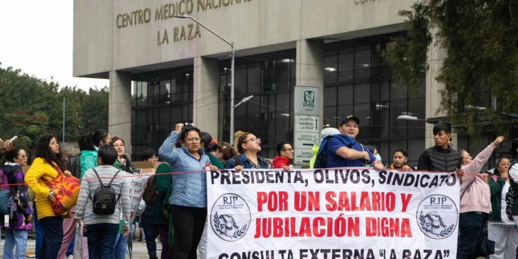 Megamarcha en CDMX por aumento salarial y desabasto de medicamentos