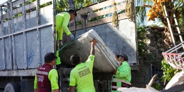 Retira Ana Paty Peralta 1 5 toneladas de descacharrizacion en la SM 233