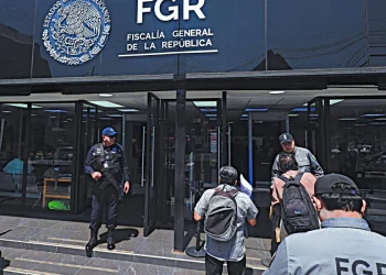 Fiscalía detiene a 17 por buque huachicolero en México