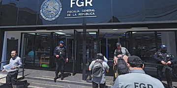 Fiscalía detiene a 17 por buque huachicolero en México