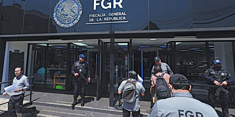 Fiscalía detiene a 17 por buque huachicolero en México
