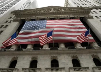 Wall Street sube tras reporte laboral más débil en EU