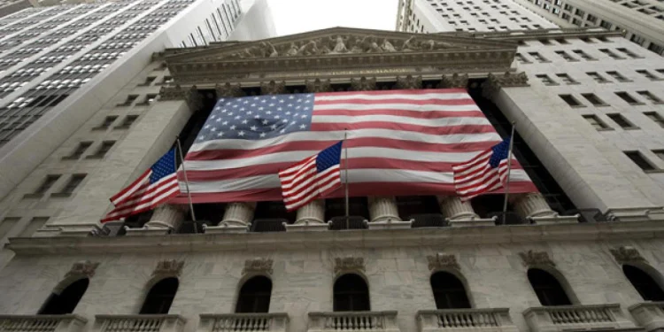 Wall Street sube tras reporte laboral más débil en EU