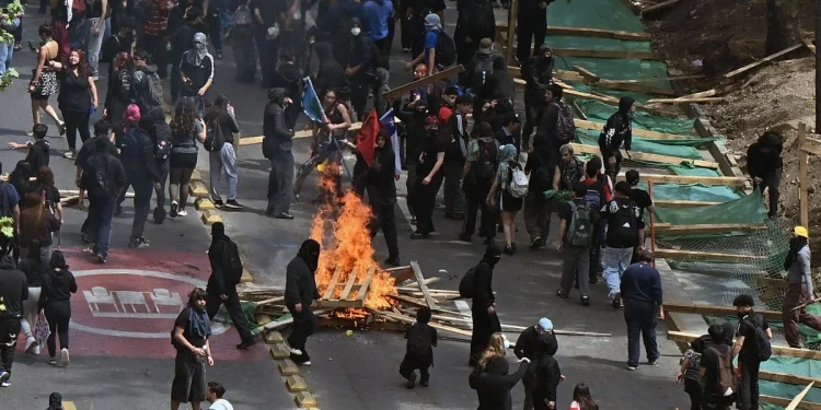 Chile reporta 110 detenidos en protestas por el estallido social