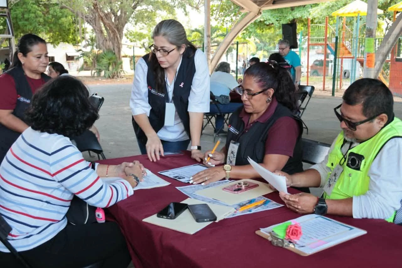 Servidores públicos asesoran a una vecina para registrar su propuesta del Presupuesto Participativo