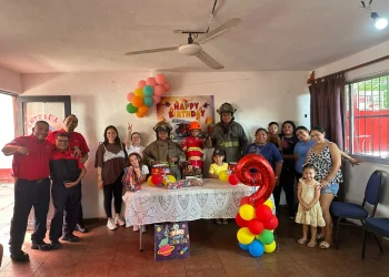 Bomberos de Cancun celebran el cumpleaños del pequeño Erick