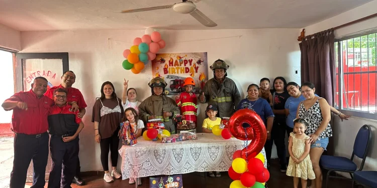 Bomberos de Cancun celebran el cumpleaños del pequeño Erick