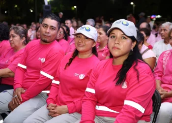 Un camion rosa rueda por Cancun para prevenir el cancer de mama