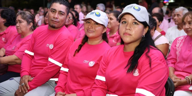 Un camion rosa rueda por Cancun para prevenir el cancer de mama