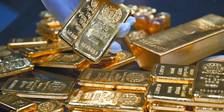 El precio del oro sube por caída del dólar y expectativas de la Fed