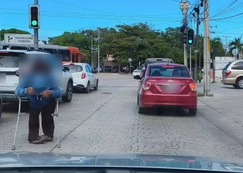 ¿Dar dinero en el semáforo? Cómo ayudar en Cancún sin que te engañen