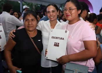 Familias de Cancun reciben 460 escrituras tras años de espera
