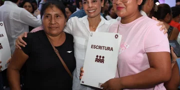 Familias de Cancun reciben 460 escrituras tras años de espera