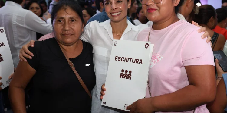 Familias de Cancun reciben 460 escrituras tras años de espera