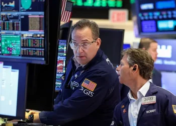 Wall Street sube tras caída en precios del crudo