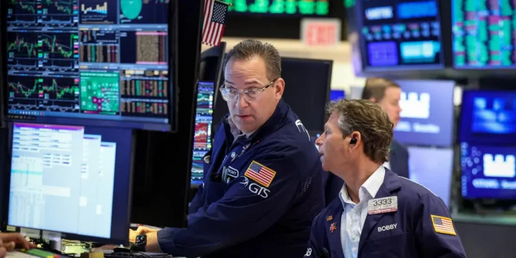 Wall Street sube tras caída en precios del crudo