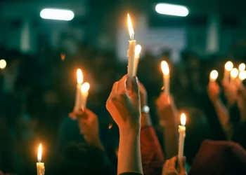 Cómo hablar con tus hijos de noticias violentas, tras el tiroteo en Oregon