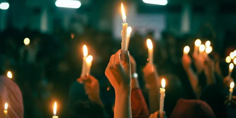 Cómo hablar con tus hijos de noticias violentas, tras el tiroteo en Oregon