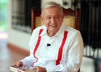 AMLO reaparece y arremete contra el gasto militar de EU