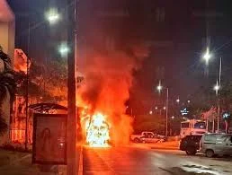 Incendio de autobús en Cancún provoca movilización de emergencia