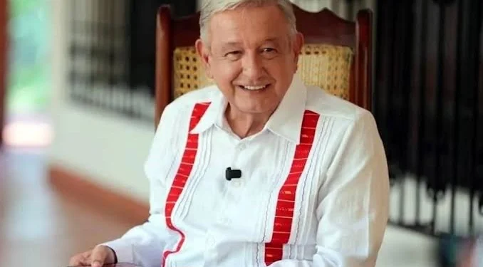 AMLO reaparece y arremete contra el gasto militar de EU