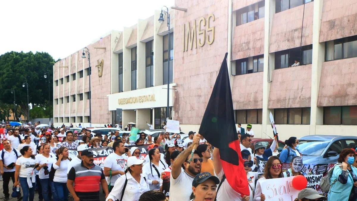 Trabajadores del IMSS marchan frente a una delegación estatal del Instituto