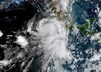 Rachel se aleja de costas mexicanas con olas de seis metros