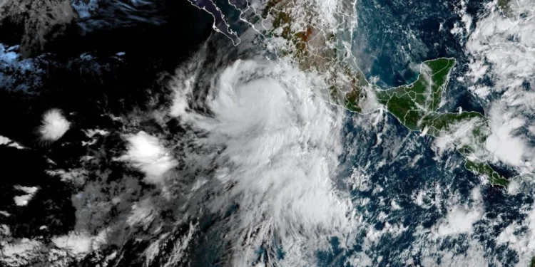 Rachel se aleja de costas mexicanas con olas de seis metros