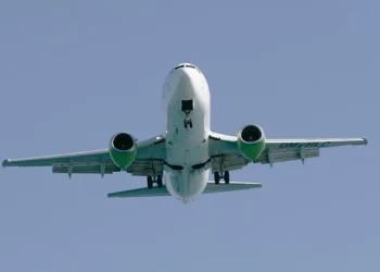 Avión comercial en aproximación para aterrizar