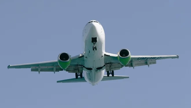 Avión comercial en aproximación para aterrizar